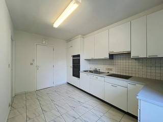 Lichtrijk en uiterst ruim appartement met 3 slaapkamers, 2 badkamers en garagebox op een toplocatie!<br /><br />Bent u op zoek naar ruimte, comfort en veel lichtinval? Dit riante appartement, gelegen op de bovenste verdieping van een verzorgde residentie aan de Manitobalaan, biedt u alles wat u nodig heeft. Dankzij de grote raampartijen en de ligging geniet u hier van een oase aan licht en een prachtig vrij uitzicht op de groene omgeving.<br /><br />Bij het betreden van het appartement valt direct de riante leefruimte op, afgewerkt met een warme vloer en voorzien van stijlvolle dubbele glasdeuren. Dankzij de grote raampartijen stroomt het daglicht rijkelijk binnen en stapt u zo het zonnige terras op. Hier geniet u in alle rust en privacy van een prachtig, vrij uitzicht op de omliggende bomen.<br /><br />Het appartement kent een zeer comfortabele indeling met veel leefruimte. De grote, gesloten keuken biedt veel opbergruimte en beschikt over kwalitatieve inbouwtoestellen. Een grote troef is dat het appartement over maar liefst drie slaapkamers én twee badkamers beschikt. <br /><br />Ook qua parkeer- en opbergmogelijkheden komt u niets tekort. Bij het appartement hoort een privatieve garagebox achter het gebouw, evenals een eigen kelderberging en een gemeenschappelijke fietsenberging.<br /><br />Algemeen: <br />- Huurprijs: €990,00/ maand<br />- Provisie gemeenschappelijke kosten: € 100,00/maand<br />- Provisie privatief verbruik water: € 50,00/maand<br />- Garagebox en kelderberging <br />- EPC B<br />- Vlotte verbinding E40<br /><br />De snelste manier om een bezoek te brengen aan dit pand? Vraag je bezoek aan via de roze knop op onze website (www.dewaele.com) en je wordt gecontacteerd door één van onze verhuurexperten.<br /><br />Deze AI-visualisaties zijn bedoeld als inspiratie. Er werd geen rekening gehouden met technische specificaties, stedenbouwkundige voorschriften of de concrete mogelijkheden tot realisatie.