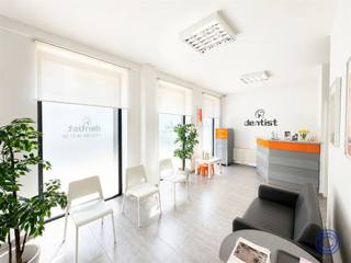 <p><span>Informatie handelspand:</span></p><p><span>Op een uitstekende locatie in het bruisende Eilandje, aan de Kribbestraat 8 te Antwerpen, bevindt zich deze instapklare commerciële ruimte op het gelijkvloers. Het pand is momenteel ingericht als tandartspraktijk en zoekt een overnemer. Dankzij de praktische indeling, hoogwaardige afwerking en representatieve uitstraling leent de ruimte zich echter ook perfect voor diverse andere professionele activiteiten, zoals een medische praktijk, kantoor, schoonheidsinstituut, consultancy of andere commerciële doeleinden. Bij het binnenkomen van het pand wordt u verwelkomd in een ruime en stijlvolle wachtruimte met receptiebalie, comfortabele zitplaatsen en een speelhoek voor kinderen. De grote raampartijen zorgen voor veel natuurlijke lichtinval en creëren een open, aangename werkomgeving. Bijzondere extra troeven zijn de ruime privatieve tuin aan de achterzijde, die extra mogelijkheden biedt en zorgt voor een aangename buitenruimte een zeldzame meerwaarde voor een commerciële unit in de stad alsook de grote berging die erbij hoort. Met een EPC-score A geniet u bovendien van een energiezuinige en comfortabele werkplek. De centrale ligging in een dynamische buurt combineert uitstekende bereikbaarheid met een professionele uitstraling. Een ideale opportuniteit voor wie op zoek is naar een instapklare, goed onderhouden commerciële ruimte op een toplocatie in Antwerpen.</span></p><p><span> </span></p><p><span>Indeling</span></p><ul><li><span>Oppervlakte van ca. 113m².</span></li><li><span>Ruime inkom met wachtruimte.</span></li><li><span>Praktijkruimte aansluitend aan tuintje.</span></li><li><span>2de praktijkruimte aansluitend aan tuintje.</span></li><li><span>2 Toiletruimtes met lavabo's .</span></li><li><span>Kelder op -1</span></li><li><span>Mogelijke invulling: </span><span>medische praktijk, kantoor, schoonheidsinstituut, consultancy,....</span><span>.</span></li><li><span>EPC A.</span></li><li><span>Verwarming via radiatoren. </span></li></ul><p><span> </span></p><p><span>Algemene informatie</span></p><ul><li><span>Huurprijs: 1850 EUR/maand + 65 EUR/maand gemeenschappelijke kosten .</span></li><li><span>Per direct beschikbaar.</span></li><li><span>Onroerende voorheffing ten laste van de huurder: ca. 1.000 EUR/jaar.</span></li></ul><ul><li><span>Commissie ten laste van de huurder: 15% van de jaarhuur excl. Btw.</span></li></ul><ul><li><span>Individueel verbruik van gas, water en elektriciteit. </span></li><li><span>Waarborg: 6 maanden.</span></li><li><span>Opmaak plaatsbeschrijving is bespreekbaar. </span></li></ul><p><span> </span></p><p><span>Gebouw</span></p><ul><li><span>In 2015 gezette nieuwbouw.</span></li><li><span>Handelspand op gelijkvloers met 11 bovenliggende appartementen.</span></li></ul><p><span> </span></p><p><span>Ligging</span></p><ul><li><span>Ideale ligging aan het eilandje.</span></li><li><span>Interessante ligging voor diverse commerciële activiteiten. </span></li></ul><p><span> </span></p><p><span>*De informatie in deze prospect is ter informatieve titel: de kandidaat-huurders moeten hun eigen zaak maken van het verkrijgen, controleren en interpreteren van deze informatie.</span></p>