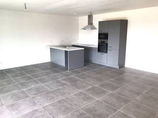 <p>Demandez votre visite sur info@optimusvastgoed.be !<br />À LOUER : appartement BEN de 2 chambres à Boekt !<br />Cet appartement BEN est situé au premier étage de ce nouveau complexe immobilier, dans un cadre paisible au cœur du centre-ville rénové et à circulation réduite de Boekt. Il est facilement accessible depuis les différentes autoroutes.<br />L'appartement est chauffé par une pompe à chaleur individuelle. Il comprend un hall d'entrée, un s toilettes séparées, un salon avec cuisine ouverte entièrement équipée, un débarras, 2 chambres et une salle de bains avec douche à l'italienne, ainsi qu'une spacieuse terrasse couverte.<br />Au sous-sol, il y a une place de parking et un débarras privatif.<br />Label EPC A, numéro de certificat 71070-G-2016N007326/EP07924/F637/D01/SD008<br />Charges fixes : 100 € par mois sans décompte annuel.<br />DISPONIBLE d'un commun accord. </p><p><span><span> </span></span></p>