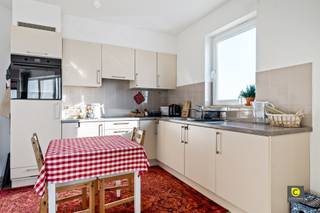 <p><span>CHARMANT APPARTEMENT MET VEEL NATUURLIJK LICHTINVAL </span></p><p><span>Ontdek dit aantrekkelijke appartement van 78 m² (cfr. EPC), gelegen in een verzorgd gebouw met lift. Dit lichtvolle appartement heeft een open, functionele indeling die optimaal gebruik maakt van de ruimte.</span></p><p><span>Licht en Ruimte</span><span><br /></span><span>De woonkamer is voorzien van grote ramen die een overvloed aan natuurlijk licht binnenlaten, waardoor het interieur een warme en uitnodigende uitstraling krijgt. De doorlopende ruimte creëert een moderne en flexibele leefomgeving, waar wonen, koken en eten naadloos in elkaar overgaan.</span></p><p><span>Keuken en Terras</span><span><br /></span><span>De goed uitgeruste keuken biedt voldoende werkblad en opbergruimte, perfect voor de kookliefhebber. Het lichtrijke terras aan de woonkamer biedt de ideale plek om van het uitzicht te genieten of te ontspannen.</span></p><p><span>Slaapkamer en Badkamer</span><span><br /></span><span>De ruime slaapkamer biedt voldoende ruimte voor een groot bed en een extra werkzone. Ook hier zorgen de grote ramen voor veel daglicht en prachtige vergezichten. De badkamer is uitgerust met een ligbad met douchewand, dubbele wastafel en praktische opbergruimte. Het toilet is apart.</span></p><p><span>Extra voordelen van het appartement</span><span>:</span></p><ul><li><span>Bewoonbare oppervlakte van 79 m² (cfr. EPC)</span></li><li><span>Panoramisch uitzicht</span></li><li><span>Lichtrijk terras</span></li><li><span>Gunstige EPC (B-label)</span></li><li><span>Elektriciteit conform</span></li><li><span>Lift aanwezig</span></li><li><span>Gemeenschappelijke fietsen berging </span></li></ul><p><span>Een ideale appartement voor wie houdt van licht, ruimte en een rustige, centrale ligging in Wilrijk. Mis deze kans niet!</span></p>