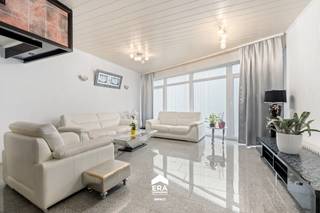 <p>Deze charmante halfopen bebouwing, gelegen in het centrum van Maaseik, biedt een uitstekende kans om de woning volledig naar eigen smaak verder te renoveren en te moderniseren.</p>
<p>De woning beschikt over 3 slaapkamers en biedt bovendien de mogelijkheid om de zolderverdieping – bereikbaar via een vaste trap – volledig verder af te werken. Daarnaast is de woning onderkelderd, wat extra bergruimte oplevert.</p>
<p><strong>Enkele troeven:</strong></p>
<ul><li>
<p><strong>Centrumligging:</strong> Gelegen in het centrum van Maaseik, met winkels, scholen en openbaar vervoer op wandelafstand.</p>
</li><li>
<p><strong>Bewoonbare oppervlakte:</strong> Met een bewoonbare oppervlakte van 239 m² biedt deze woning voldoende ruimte voor gezinnen en iedereen die graag ruim woont.</p>
</li><li>
<p><strong>Gedane renovaties: </strong>Met een vernieuwd dak (2015) en vernieuwde ramen (2010) is de woning alvast voorzien van belangrijke, duurzame verbeteringen.</p>
</li><li>
<p><strong>Extra ruimte:</strong> Dankzij de zolderverdieping, bereikbaar via een vaste trap, is er potentieel om een volledige verdieping verder af te werken naar eigen smaak.</p>
</li><li>
<p><strong>Tuin:</strong> Via een steegje dat toebehoort aan het perceel, bereikt u de omheinde tuin met een gunstig uitzicht.</p>
</li><li>
<p><strong>Gunstig EPC-label C:</strong> Voorzien van een recente verwarmingsketel op gas, dubbele beglazing, dakisolatie met als uitkomst een gunstig EPC-label C.</p>
</li></ul>
<p>Deze woning biedt de perfecte combinatie van een centrale ligging, modernisatie- en uitbreidingspotentieel. Vraag gerust een bezichtiging aan via <strong>impact@era.be</strong> of <strong>089 46 48 63</strong>. Kobe helpt u graag verder!</p>
<br /><br />