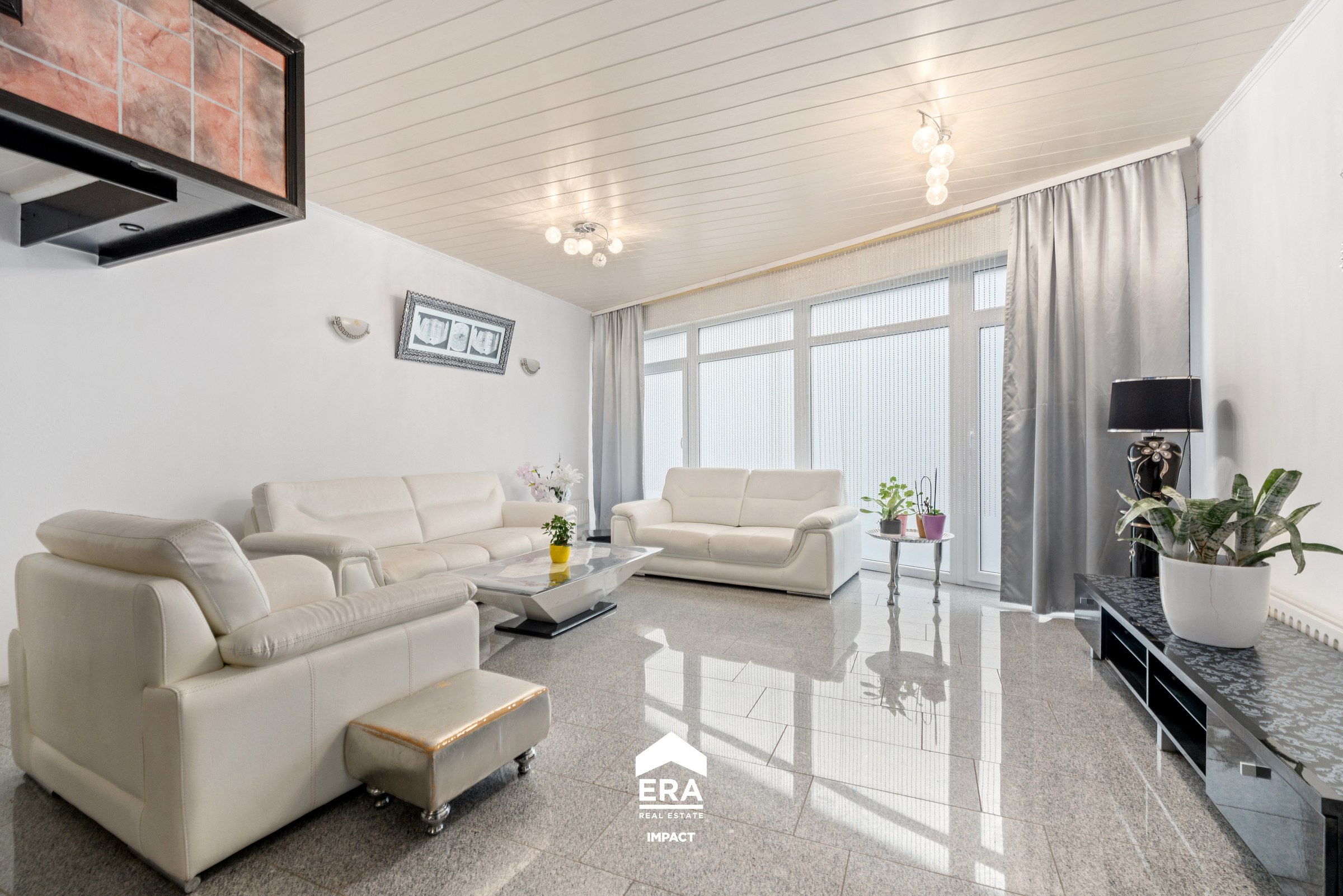 Halfopen woning met grote ruimtes in het centrum van Maaseik - foto 3