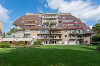 Ruim, instapklaar appartement met terras en staanplaats. In de groene omgeving van de Residentie Mayflower in Sint-Denijs-Westrem bevindt zich dit...