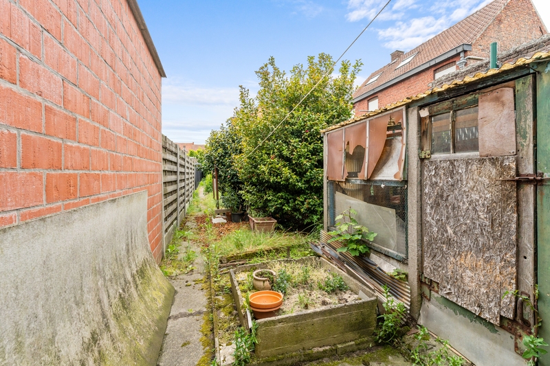 Roeselare-stadsrand.  Te renoveren ruime stevige rijwoning met 3-4 slaapkamers op een mooi perceel van 263m2.  Ideaal voor doe-het-zelver en renoveerder/investeerder. - foto 5