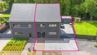 <p><strong>Instapklare en energiezuinige gezinswoning op toplocatie in Genk<br /><br /></strong></p>
<p>Welkom in deze prachtige recente woning, gelegen aan de Peperblook 21 in Genk. Deze rustige en kindvriendelijke woonomgeving combineert een aangename residentiële ligging met een vlotte bereikbaarheid naar scholen, winkels, openbaar vervoer en belangrijke invalswegen. Hier geniet u van comfortabel wonen in een groene omgeving, zonder in te boeten aan bereikbaarheid.<br /><br /></p>
<p>Deze moderne woning, gebouwd in 2015, is gelegen op een perceel van<span> </span><strong>4a 23ca</strong><span> </span>en beschikt over een bewoonbare oppervlakte van maar liefst<span> </span><strong>165 m²</strong>. Dankzij de kwalitatieve afwerking, het uitstekende energielabel A en de doordachte indeling is dit de ideale gezinswoning voor wie op zoek is naar ruimte, comfort en energiezuinigheid.<br /><br /></p>
<p>Via de inkomhal betreedt u de woning en krijgt u toegang tot de ruime leefruimte. Deze geniet van een overvloed aan natuurlijk licht dankzij de grote raampartijen en vormt samen met de keuken het hart van de woning. Vanuit zowel de leefruimte als de keuken geniet u van een prachtig zicht op de tuin, wat zorgt voor een aangenaam en open ruimtegevoel.<br /><br /></p>
<p>De stijlvolle witte keuken met kookeiland is volledig uitgerust met kwalitatieve<span> </span><strong>Bauknecht-toestellen</strong>, waaronder een heteluchtoven, combioven, ingebouwd koffiezetapparaat, vaatwasser, dubbele spoelbak, afzuigsysteem en koelkast. Aansluitend aan de keuken bevindt zich een praktische berging met maatkasten, ideaal voor extra opbergruimte. Op het gelijkvloers is bovendien een apart gastentoilet aanwezig.<br /><br /></p>
<p>Op de eerste verdieping bevinden zich<span> </span><strong>vier volwaardige slaapkamers</strong><span> </span>en een volledig betegelde badkamer. Deze moderne badkamer beschikt over een ruime inloopdouche, een lavabo en een toilet.<br /><br /></p>
<p>Via een vaste trap bereikt u de volledig afgewerkte zolderverdieping. Deze veelzijdige ruimte kan perfect dienstdoen als ruime vijfde slaapkamer, hobbyruimte of thuiskantoor. Daarnaast is er nog een aparte technische ruimte voorzien met aansluiting voor een wasmachine.<br /><br /></p>
<p>Ook buiten heeft deze woning heel wat te bieden. De volledig omheinde tuin beschikt over een verzorgd grasveld en een gezellig terras met overkapping waar u het hele jaar door kunt genieten van het buitenleven. Achteraan bevindt zich bovendien een vrijstaande garage met sectionale poort en een aparte toegangsdeur.<br /><br /></p>
<p>Op vlak van energiezuinigheid scoort deze woning bijzonder sterk. Ze wordt verwarmd via een warmtepomp en beschikt over maar liefst<span> </span><strong>21 zonnepanelen</strong>, wat resulteert in een gunstig<span> </span><strong>EPC-label A</strong>. Verder is de woning uitgerust met een regenwaterput van<span> </span><strong>10.000 liter</strong><span> </span>en werd het volledige interieur afgewerkt met onderhoudsvriendelijk en stijlvol steentapijt.<br /><br /></p>
<p><br /><br /></p>
<p></p>