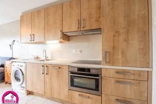 Te koop in het pittoreske Westende: een charmant duplex appartement dat perfect comfort en licht combineert. Dit centraal gelegen en...