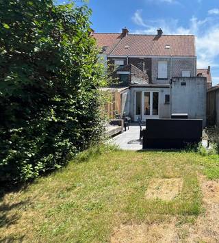 Gezellige INSTAPKLARE woning met TUIN! INDELING: inkom, gezellige leefruimte, toffe keuken met extra ontbijthoek, badkamer, leuke TUIN. Op het...
