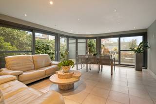 Ben je op zoek naar een gezellige woning die je nog volledig naar je hand kan zetten? GEVONDEN!!<br /><br />Op de benedenverdieping treffen we de inkomhal met apart toilet, de garage met automatische poort en de zeer lichtrijke woonkamer met mogelijkheid voor het plaatsen van een keuken. Op de eerste verdieping zijn er 4 slaapkamers aanwezig waar er ook een mogelijkheid is om een badkamer te creëren.<br />Verder is er nog een extra garage aanwezig die dienst kan doen als extra bergruimte.<br /><br />TROEVEN IN EEN NOTENDOP:<br /> - Topper in zijn prijsklasse!<br /> - Gerenoveerd in 2008!<br /> - Mogelijk als investering!<br /> - Uitstekende locatie!<br /> - Parkeermogelijkheden!<br /> - Leuke tuin!<br /><br />Meer informatie/een bezoek? Maak eenvoudig jouw afspraak op WWW.WOONVAST.BE of contacteer Jonas op 0468 19 11 62 of via jonas@woonvast.be