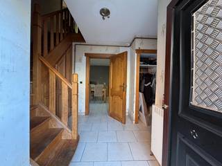 Bent u op zoek naar de perfecte combinatie van wonen en werken op één locatie, of zoekt u een pand met enorm veel potentieel en uitbreidingsmogelijkheden? Deze veelzijdige eigendom op een ruim perceel van 859 m² in Melsele biedt tal van mogelijkheden voor zelfstandigen, hobbyisten of creatieve aanpakkers!<br /><br />Gelijkvloers:<br />Via de inkomhal treedt u binnen in de leefruimte, die naadloos aansluit op een veranda. De ingerichte keuken en aanpalende berging bieden een praktische basis voor dagelijks comfort.<br /><br />Magazijn / Atelier &amp; Buitenruimte:<br />Het absolute speerpunt van deze eigendom is het royaal aanpalende magazijn/atelier (hoogte inrijpoort 2,7m) van maar liefst 286 m². Of u nu nood heeft aan opslagruimte, een werkplaats of een atelier: hier zijn de mogelijkheden eindeloos! Achter het atelier bevindt zich bovendien nog een extra verhard terrein, ideaal voor extra parkeergelegenheid, buitenopslag of om te vormen tot een zonnige tuin. <br />De nachthal geeft toegang tot 3 slaapkamers en een badkamer voorzien van een comfortabel ligbad en een dubbele wastafel.<br /><br />Potentieel: Een eigendom met een stevige basis die, mits de nodige opfrissing en liefde, kan uitgroeien tot een parel. Gelegen vlakbij op- en afrit E34 en vlotte verbinding richting Gent/ Antwerpen/ Haven.