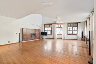 <strong><u><span>Vanafprijs : €495.000</span></u></strong><br />Uniek dakappartement in het centrum van Tienen, met uitzicht op de Grote Markt en maar liefst 299 m² bewoonbare oppervlakte.<br />Het dakappartement is verdeeld over 2 verdiepingen (beide bereikbaar via de lift) en beschikt over drie ruime slaapkamers, 2 badkamers, een terras, een open bureel, en een gezellige leefruimte met gashaard en vide, wat zorgt voor een open en luchtig gevoel.<br />De ruime keuken is uitgerust met een ontbijtplaats en grenst aan een aangename eetruimte – perfect voor wie houdt van gezellig tafelen.<br />Kortom, een woonst met al de voordelen van een appartement, het volume van een villa en zonder de last van het onderhoud van de tuin.<br />Door zijn unieke ligging heb je bovendien alles op wandelafstand : restaurants, winkelstraten, scholen, park, supermarkt ....<br />Ontdek dit uniek woonaanbod op een toplocatie, waar ruimte, licht en karakter hand in hand gaan.<br />Optioneel is er een ruime ondergrondse garagebox voor twee wagens bij aan te kopen (€ 65.000)<br />Wens je dit appartement te bezoeken? Contacteer Ludovic op het nummer 0496/522123 of per mail ludovic@immojanstas.be.<br />Bijkomende info (EPC, bodemattest, elektriciteitsattest, enz...) kan U hier downloaden ↓<br />De prijs is een vanaf prijs.