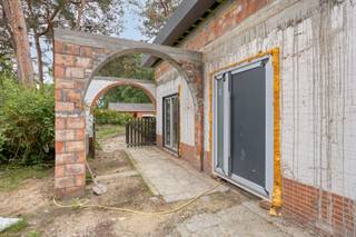 <p>Te koop: moderne casco open bebouwing in Keerbergen vlakbij scholen, winkels en openbaar vervoer.</p><p><br /></p><p>Deze solide woning combineert een doordachte indeling met aangename, lichtrijke leefruimtes. De woning werd volledig heropgebouwd en zal wind en waterdicht afgeleverd worden. Dankzij de slaapkamer en badkamer op het gelijkvloers geniet u van extra comfort en een levensloopbestendige woonoplossing. Grote raampartijen zorgen voor een overvloed aan natuurlijk licht en creëren een open, warme sfeer. Gelegen aan de Tremelobaan profiteert u bovendien van een vlotte bereikbaarheid en alle dagelijkse voorzieningen in de nabije omgeving.</p><p> </p><p>Belangrijkste ruimtes:</p><p>• Ruime inkomhal van 17 m²</p><p>• Lichte living met grote ramen en aansluitend eetkamer</p><p>• Moderne keuken met zicht op de tuin</p><p>• Gelijkvloerse slaapkamer (24 m²) en badkamer (9 m²)</p><p>• Drie extra slaapkamers (15 m² elk) op de verdieping</p><p>• Tweede badkamer (10 m²)</p><p>• Bureel (15 m²) op gelijkvloers ideaal voor thuiswerk 5de slaapkamer</p><p>• Berging voor extra opslag</p><p> </p><p>Troeven:</p><p>• Solide nieuwbouw constructie met vrije afwerkingsmogelijkheden naar keuze</p><p>• Slaapkamer en badkamer op gelijkvloers</p><p>• Grote raampartijen die zorgen voor veel licht</p><p><br /></p><p>Neem vandaag nog contact op met uw ERA-makelaar voor een bezoek.</p><p> </p><p>JOUW DROOMHUIS. ZO GEVONDEN!</p>