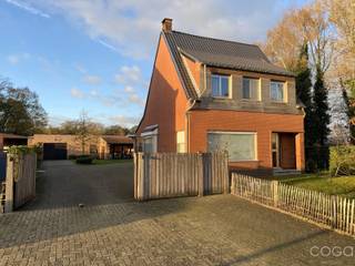 Deze WONING MET GARAGE EN ACHTERLIGGEND MAGAZIJN, op een perceel van 1.085m², is gelegen in een landelijk omgeving op ca. 1km van het centrum...