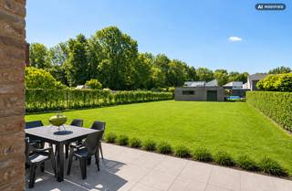 Deze vrijstaande nieuwbouwwoning, opgeleverd in 2025, combineert modern wooncomfort met een doordachte indeling en uitzonderlijk energiezuinige prestaties (EPC: -1 kWh/m²/jaar).<br /><br />De woning is gelegen op een ruim perceel van 1.034 m² en beschikt over een bewoonbare oppervlakte van ca. 207 m². Dankzij de aangename leefruimtes en praktische indeling biedt ze volop ruimte en comfort voor het hele gezin.<br /><br />Op het vlak van energiezuinigheid is de woning uitgerust met een warmtepomp en zonnepanelen. In de leefruimte en slaapkamer is airconditioning aanwezig. Voor de overige slaapkamers zijn de nodige voorzieningen reeds getroffen, zodat ook hier eenvoudig airconditioning kan worden geïnstalleerd.<br /><br />De woning wordt verkocht onder het stelsel van de registratierechten. Indien aan de wettelijke voorwaarden is voldaan, bedraagt het tarief 2%.<br /><br />Indeling:<br />Op het gelijkvloers bevindt zich een lichtrijke leefruimte met aansluitend een praktische bureauruimte, een open keuken voorzien van alle hedendaags comfort, een aanpalende ruime berging (+-16m2) met aparte inkom en een gastentoilet.<br /><br />Op de verdieping bevinden zich drie volwaardige slaapkamers, een stijlvolle badkamer uitgerust met zowel een ligbad als een ruime inloopdouche, en een tweede afzonderlijk toilet.<br /><br />De ruime tuin is zuidwest georiënteerd, achteraan bevindt zich nog een grote tuinberging (+-40m2). Deze ruimte is zeker ook geschikt als atelier, hobbyruimte, berging of opslagplaats.<br /><br />Buitengewone kenmerken:<br />- Nieuwbouwwoning<br />- EPC:-1kWh/m2j<br />- Aankoop mogelijk onder (2%) registratierechten<br />- Zonnepanelen<br />- Airco<br />- Warmtepomp<br />- Domotica<br />- Vloerverwarming<br />- 2 aparte toiletten<br />- Ruime tuinberging<br />- Vergunning voor plaatsen carport