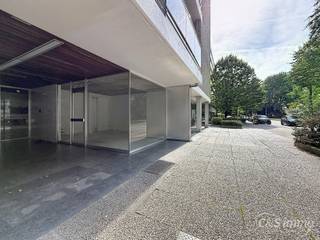Casco winkelruimte / handelspand ca 35m² met ruime etalage op een commerciële ligging. Dankzij de sterke commerciële ligging, de vlotte bereikbaarheid vormt dit pand een ideale uitvalsbasis voor zelfstandigen, vrije beroepen of dienstverlenende activiteiten die op zoek zijn naar een zichtbare en toegankelijke locatie. De winkelruimte is op chapevloer met veel lichtinval, en in te richten naar eigen smaak. <br />Ruime privatieve kelderverdieping inclusief. Per direct beschikbaar.