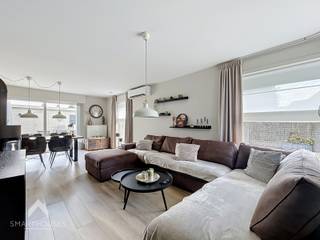 <p>Energiezuinige halfopen bebouwing op een sublieme locatie (de Bosmolens) bestaande uit een ruime inkomhal met afzonderlijk toilet, bureel/slaapkamer, ruime lichtrijke woonkamer met eet-en zithoek, volledig uitgeruste keuken met eetplaats + ruime was/bergplaats, 1<sup>ste</sup> badkamer (douche &amp; lavabo) met bergruimte en een onderhoudsvriendelijke tuin met aangelegd terras, tuinberging en een ruime losstaande garage met elektrische poort.</p>
<p>Op het verdiep zijn 3 volwaardige slaapkamers, berging/dressing, nachthal met ingemaakte kast, ingerichte badkamer (douche, ligbad, lavabomeubel en toilet) en een trapluik naar de geïsoleerde bergzolder.</p>
<p>Extra troeven:</p>
<ul>
<li>Energiezuinig</li>
<li>Voorzien van zonnepanelen</li>
<li>Conforme keuring elektriciteit</li>
<li>Airco beneden en op iedere slaapkamer</li>
<li>Regenwaterput van 5.000L</li>
<li>Slaapkamer/bureel + sanitair op het gelijkvloers</li>
<li>Aangelegde tuin met private oprit + losstaande garage via inrit achteraan de tuin</li>
<li>Sublieme locatie in de nabijheid van scholen, winkels en openbaar vervoer</li>
<li>Vlotte verbinding naar de e403</li>
<li>Instapklaar</li>
</ul>
<p>Deze woning is te koop ZONDER makelaar via het concept van Smart Houses! Wenst u verdere inlichtingen of bezoek? Contacteer rechtstreeks de eigenaar via +32475498562</p>