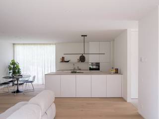 Architecturale woning (CAS architecten) met onder meer vier slaapkamers en twee badkamers, gelegen in het gegeerde Drongen.<br /><br />Deze halfopen bebouwing bevindt zich helemaal achteraan een privaat parkdomein van ca. 4.900 m², gelegen in een groene en residentiële omgeving in Baarle-Drongen, op slechts 400 meter van De Leie. Dankzij de vlotte verbinding naar Gent-centrum en de kust combineert deze locatie rustig wonen in het groen met een goede bereikbaarheid. <br /><br /><br />De woning beschikt over een tuinopppervlakte van ca. 317 m² met een terras van 32 m². Door zijn ligging achteraan het park geniet u hier volop van de rust én privacy. <br /><br />De parkwoning is opgetrokken in CLT (Cross Laminated Timber), een innovatieve en duurzame bouwmethode die garant staat voor een uitzonderlijke vormvastheid, hoge draagkracht, uitstekende isolatiewaarden en een hoge brandweerstand. Daarnaast is deze bijna-energieneutrale woning uitgerust met een eigen diepteboring en een geothermische warmtepomp, wat zorgt voor een uiterst energiezuinige en comfortabele manier van verwarmen én koelen. <br /><br />Deze parkwoning bevindt zich momenteel in casco fase en kan vrijblijvend bezocht worden na het maken van een afspraak. Voor de verdere afwerking, die volledig naar eigen smaak kan worden ingevuld, voorziet de bouwheer (ABS Bouwteam) een uitvoeringstermijn van zes à zeven maanden. Nadien kan u zorgeloos verhuizen. De gebruikte foto's tonen een gelijkaardige woning die recent werd afgewerkt. <br /><br />Optioneel kunnen er één of twee parkeerplaatsen aangekocht worden. Een ruime fietsenstalling en afvallokaal zijn voorzien. <br /><br />De vraaprijs is exclusief registratierechten en btw. De volledige afwerking (keuken, badkamer, vloeren,...) is inbegrepen in de vraagprijs.