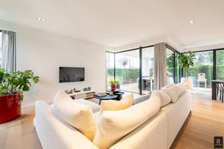 Hedendaagse, recente villa met zonnige tuin en terrassen, rustig gelegen in een residentiële wijk op wandelafstand van het centrum van...