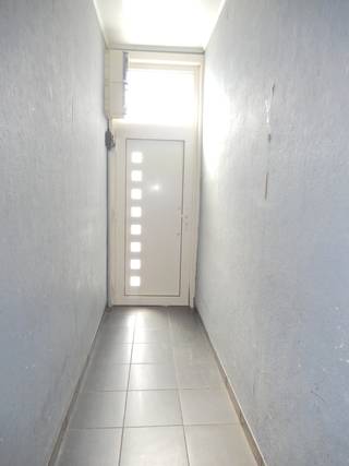 Op een uiterst goede locatie dichtbij het centrum, scholen en winkels kunt u deze te renoveren halfopen bebouwing terugvinden.<br />Via een zij-poortje bereikt u het tuintje met bergruimtes.<br />De woning is gelegen op een perceel van 158 m² en heeft een bewoonbare oppervlakte van 121 m².<br /><br />Indeling:<br />GV: inkomhal - ruime woonkamer met gaskachel - keuken - kelder - badkamer met douche, lavabo en toilet - wasruimte.<br /><br />1e V: nachthal - 2 slaapkamers.<br /><br />2e V: via vaste trap naar zolder die reeds voorzien is van 2 veluxen- mogelijkheid tot bijmaken derde slaapkamer.<br /><br />Algemeen:<br />- EPC 530 - label F<br />- Renovatieverplichting<br />- Geen elektrische keuring<br />- Niet-asbestveilig<br />- Dichtbij parking voor auto (zijstraat)<br />- Nog aan te leggen stadstuintje<br />- Ramen zijn deels dubbel glas<br />- Vrij bij akte<br />- Gv, Wg, Gmo, Gvkr, Gvv<br /><br />