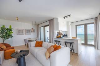 PRACHTIG ZONNIG HOEKAPPARTEMENT MET TWEE SLAAPKAMERS EN ZEEZICHT<br />Gelegen in de schitterende nieuwbouwresidentie O'Sea bieden wij u graag het zonnig hoekappartement aan op de 16e verdieping. Het appartement bestaat uit een mooie inkomhall, ruime woonkamer met prachtig zeezicht uitgevend op een overdekt terras waar u gezellig kunt genieten, open volledig ingerichte keuken met hoogwaardige afwerking , een ruime berging, twee slaapkamers elk met een eigen badkamer en een afzonderlijke WC.  Het ganse appartement straalt luxe en rust uit. In de residentie is er ook een overdekte autostaanplaats beschikbaar. 
<ul>
	<li>oppervlakte: 79 m² </li>
	<li>luxueuze afwerking in trendy gebouw</li>
	<li>Individuele vloerverwarming met warmtepomp</li>
	<li>Mogelijkheid tot aankoop van een autostaanplaats in de residentie: € 45.000,00</li>
	<li>EPC: nieuwbouw onder de 50/ A</li>
</ul>