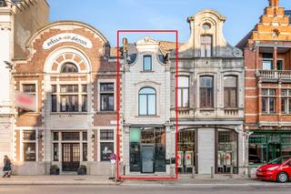 Karaktervolle erfgoedwoning op topligging tegenover de Sint-Gummaruskerk.In het historische hart van Lier, recht tegenover de iconische...