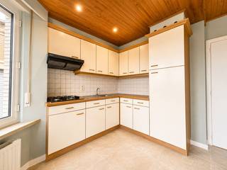 Dit aangename appartement, gelegen op de Koning Albert I-laan 24 bus 0101 te Blankenberge, biedt een praktische indeling en alle comfort voor wie op zoek is naar een instapklare woonst.<br /><br />U betreedt het appartement via de trappenhal, u komt binnen in de nachthal, die toegang geeft tot alle ruimtes van het appartement. De ruime en lichtrijke leefruimte met open, volledig uitgeruste keuken vormt het hart van de woonst en geniet dankzij de grote raampartijen van veel natuurlijk licht.<br /><br />Verder beschikt het appartement over een aparte slaapkamer met aansluitende badkamer, voorzien van een douche en wastafel. Het toilet bevindt zich afzonderlijk van de badkamer, wat zorgt voor extra comfort.<br /><br />Daarnaast is er een polyvalente ruimte aanwezig die perfect kan dienen als bureau, dressing of hobbyruimte. Aansluitend bevindt zich een praktische berging met aansluiting voor zowel een wasmachine als een droogkast.<br /><br />Een extra voordeel is dat de verhuurder instaat voor het tweejaarlijks onderhoud van de verwarmingsketel. Deze kost is reeds inbegrepen in de gemeenschappelijke kosten.<br /><br />Interesse? Contacteer ons vandaag nog voor een bezoek!<br /><br />Onmiddellijk beschikbaar.<br /><br />provisie algemene kosten: 20,- euro/maand<br /><br />