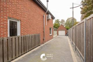 <p><strong><span>Charmante woning met centrale ligging in Kaulille</span></strong></p>
<p><span>Deze charmante arbeiderswoning is gelegen in Kaulillerdorp 46 te Bocholt, in het centrum van de landelijke deelgemeente Kaulille. Dankzij de centrale ligging bevinden bushaltes, scholen en winkels zich op wandelafstand. Voor een uitgebreider winkelaanbod kan je terecht in Bocholt of Bree. Ook de Nederlandse grens ligt vlakbij.</span></p>
<p><span>De woning werd doorheen de jaren gedeeltelijk vernieuwd. Zo werden onder meer de keuken, badkamer, beglazing en verwarmingsinstallatie aangepakt. De belangrijkste renovatie is het dak. Deze werd volledig vernieuwd in 2024. </span><span> De leefruimtes werden omgevormd tot een open en aangenaam geheel, waarbij de praktische keuken het hart van de woning vormt. Aansluitend biedt de veranda een mooi zicht op de compacte tuin.</span></p>
<p><span>Dankzij de praktische indeling en de reeds uitgevoerde vernieuwingen is deze woning uitermate geschikt als starterswoning of als compacte gezinswoning.</span></p>
<p><strong><span>Indeling:</span></strong></p>
<p><strong><span>Gelijkvloers:</span></strong></p>
<ul>
<li><span>Inkomhal</span></li>
<li>
<p><span>Leefruimte met open indeling</span></p>
</li>
<li>
<p><span>Praktische keuken</span></p>
</li>
<li><span>Wasplaats</span></li>
<li>
<p><span>Veranda met zicht op de tuin</span></p>
</li>
</ul>
<p><strong><span>1ste verdieping:</span></strong></p>
<ul>
<li>
<p><span>Nachthal</span></p>
</li>
<li>
<p><span>3 slaapkamers</span></p>
</li>
<li>
<p><span>Ruime badkamer met ligbad, douche, badkamermeubel en toilet</span></p>
</li>
</ul>
<p><strong><span>Zolder:</span></strong></p>
<ul>
<li>
<p><span>Ruime verder in te richten zolder bereikbaar via een vaste trap ideaal voor een vierde slaapkamer</span></p>
</li>
</ul>
<p><strong><span>Buitenruimte:</span></strong></p>
<ul>
<li>
<p><span>Compacte tuin</span></p>
</li>
<li>
<p><span>Vrijstaande garage met overkapping</span></p>
</li>
</ul>
<p><strong><span>Troeven:</span></strong></p>
<ul>
<li>
<p><span>Scholen, winkels en openbaar vervoer op wandelafstand</span></p>
</li>
<li>
<p><span>Grotendeels vernieuwd, met onder meer het dak, keuken, badkamer, beglazing en verwarmingsinstallatie</span></p>
</li>
<li>
<p><span>Praktische indeling met 3 slaapkamers</span></p>
</li>
<li>
<p><span>Vrijstaande garage en ruime zolder voor extra opslagmogelijkheden<br /></span><span></span></p>
</li>
</ul>
<p><span>Ben jij op zoek naar een charmante woning met een centrale ligging in Kaulille? Neem contact met ons op voor meer informatie of een bezichtiging. We helpen je graag verder!</span></p>