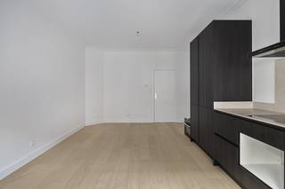 Gerenoveerd appartement te koop in Wilrijkindeling: gelijkvloers:- hal met ingemaakte kast met aansluiting voor wasmachine en droogkast-...