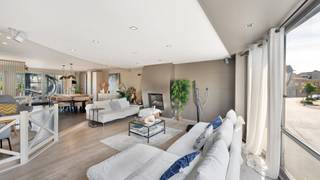 Verzorgde en stevige woning uitstekend gelegen in de Pannenstraat te Heist-aan-Zee, centraal en op wandelafstand van het station, het strand en alle winkels. <br /><br />Een bijzonder groot volume over vier bouwlagen. <br /><br />Op het gelijkvloers een inkomhal die toegang biedt tot een eerste volwaardige slaapkamer met eigen badkamer en directe toegang tot de tuin. Verder bevinden zich op deze verdieping een praktische wasplaats met extra bergruimte, een aparte douche en een uitzonderlijk ruime dubbele garage die eveneens uitgeeft op de tuin.<br /><br />Op de eerste verdieping een brede en zonnige woonkamer met een gevelbreedte van 8 meter. Hier geniet je van een gezellige open haard, parketvloeren en leuke open zichten. Aansluitend vindt u een verzorgde keuken met toegang tot een ruime veranda en een mooi zonneterras.<br /><br />Op de tweede verdieping zijn er 3 volwaardige slaapkamers en een ruime badkamer, uitgerust met zowel een ligbad als een inloopdouche.<br /><br />De derde verdieping biedt nog twee extra slaapkamers en bijkomende bergruimte, met toegang tot de praktische bergzolder.<br /><br />Troeven: Mooie ligging, 6 slaapkamers, stevige constructie (volledig beton), dubbele garage, terras en tuin. Energielabel B, op de grens met A-label. Zonnepanelen, recente condensatieketel, ... .<br />Bezoeken? Contacteer Willem Cauwels op Tel. 050 89 27 70