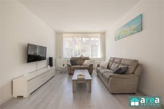 <p><span>Deze charmante woning in Lier biedt een ideale combinatie van comfort en een centrale ligging. Gelegen op een centrale locatie, bevindt u zich op korte afstand van winkels, supermarkten, horecazaken, scholen en openbaar vervoer. Bovendien geniet u dankzij de vlotte verbinding met invalswegen en de snelweg van een uitstekende bereikbaarheid naar Antwerpen, Brussel en omliggende gemeenten. </span></p><p><span> </span></p><p><span>Grootste troeven:</span></p><p><span> </span></p><p><span>- Mogelijkheid tot 3de slpk.</span></p><p><span>- Stadskoer</span></p><p><span>- Gunstige EPC-score C</span></p><p><span>- Veel lichtinval</span></p><p><span>- Recent gerenoveerd (2021)</span></p><p><span> </span></p><p><span>Indeling:</span></p><p><span>Bij het betreden van de woning komt u terecht in de inkomhal, die toegang biedt tot de gezellige eet- en leefruimte. Deze aangename leefruimte vormt het hart van de woning en sluit naadloos aan op de keuken. Vanuit de inkomhal heeft u tevens toegang tot de kelder, ideaal als extra bergruimte. Verder beschikt het gelijkvloers over een gastentoilet en een praktische wasplaats. Als buitenruimte geniet u van een aangename oost-georiënteerde stadskoer met extra opbergruimte, perfect om in alle rust te ontspannen.</span></p><p><span>Via de trap bereikt u de eerste verdieping. Hier bevindt zich een bijzonder ruime badkamer van maar liefst 13 m². Daarnaast telt deze verdieping twee volwaardige slaapkamers van respectievelijk 23 m² en 13 m². De grootste slaapkamer biedt bovendien de mogelijkheid om op eenvoudige wijze op te splitsen in twee aparte kamers, waardoor een derde slaapkamer perfect realiseerbaar is.</span></p><p><span> </span></p><p><span>Voor meer informatie kan u terecht bij Area Partners: info@area.be of 03/284.60.60</span></p>