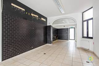 <p><span>Gelegen in het hart van Neder-Over-Heembeek bevindt zich dit gunstig gelegen commercieel pand. Het pand ligt langs een drukke invalsweg met veel passage, wat zorgt voor een uitstekende zichtbaarheid en commerciële opportuniteiten. Bij het betreden van het pand komt u onmiddellijk terecht in de handelsruimte van 42 m². Deze ruimte is reeds voorzien van de nodige voorbereidingen voor installaties, waaronder een waterpunt en een waterafvoer. Het pand werd eerder uitgebaat als horecazaak en is dan ook geschikt voor een gelijkaardige activiteit. De huurder zal de nutsvoorzieningen (tellers) op eigen naam nemen. Interesse? Aarzel dan niet en neem contact met ons op voor meer informatie of een bezoek.</span></p>