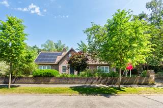 In een groene, doodlopende villawijk in Brasschaat wacht Dopheidelaan 12: een royale villa op 2.520 m² met zwembad en een uniek, wijds uitzicht op achterliggende weilanden. Je komt binnen via een indrukwekkende hal en geniet van een lichtrijke doorzonleefruimte, open keuken met zicht op tuin en water, en een ruime bijkeuken met extra bergruimte. Een aparte bureauruimte maakt thuiswerk of een vrij beroep mogelijk. Boven vind je 4 ruime slaapkamers en 2 badkamers, met volop plaats voor gezin en gasten. Het grote poolhouse met sanitair biedt extra mogelijkheden als studio, hobbyruimte of assistentiewoning. EPC 181 kWh/m² (label B), geen renovatieverplichting: een sterke basis die je eenvoudig naar eigen smaak opfrist. Verplichte vermeldingen: EPC: 181 kWh/m² / P-score: C / G-score: A / Vg- Wg - Gmo- Gvkr - Vv