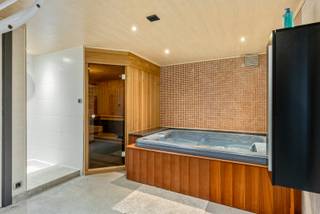 Werk en wonen kan hier perfect gecombineerd worden.Op het straatniveau zit een volledige kelderverdieping van 140m² (nu wellness, binnenzwembad met...