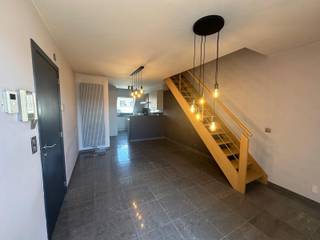 <p>Inschrijven kan via onze website</p><p> </p><p>Op een uitstekende ligging in Erembodegem bevindt zich dit <strong>lichtrijke duplexappartement</strong>. Het station, winkels, scholen en openbaar vervoer bevinden zich in de nabije omgeving.</p><p> </p><p>Bij het betreden van het appartement kom je in <strong>een gezellige leefruimte met open keuken</strong>. Aansluitend is er <strong>een terras</strong> aanwezig. Verder beschikt het appartement over een toilet, een wasplaats en een badkamer met douche. Op de bovenverdieping bevindt zich de slaapkamer, samen met een apart toilet.</p><p> </p><p>Er is de mogelijkheid om <strong>een garage bij te huren aan €80 + €15 gemeenschappelijke kosten</strong>.</p><p> </p><p>De huurprijs bedraagt €735 + €95 gemeenschappelijke kosten.</p><p> </p><p>Het appartement is onmiddelijk beschikbaar.</p>