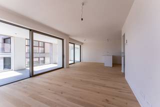 In de nieuwe hippe stadswijk ‘Oosteroever’ stellen wij u graag de residentie Arcade voor. Gelet op de locatie van de site, de historiek die er aan hangt en het enorme potentieel maakt van dit project een uniek gegeven aan de Belgische Kust. Omwille van deze gunstige locatie ben je in de directe nabijheid van heel wat noodzakelijke faciliteiten.
Het nieuwbouwproject omvat 34 appartementen, 2 handelspanden en wordt opgetrokken in een urban architectuur die volledig geïntegreerd is in zijn omgeving. In deze residentie worden er één-, twee- en drieslaapkamerappartementen aangeboden met een bewoonbare oppervlakte van 62m2 tot 197m2 en met zeer ruime terrassen die variëren van 8m2 tot 91m2.
In dit project bieden wij appartementen met havenzicht of zicht op het Central Park@Sea. Bovendien wordt ieder appartement voorzien van een hoogwaardige afwerking met volledige uitgeruste keuken en badkamer(s). De appartementen worden verkocht op plan en zijn dus nog aanpasbaar qua indeling en afwerking.
Ontdek het masterplan en de verschillende beschikbare appartementen nu! Contacteer ons voor een afspraak of voor meer informatie op 050 70 81 74 of op hello@keyimmo.be.