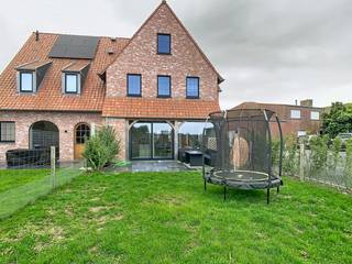 Deze ruime gezinswoning met 3 slaapkamers en tuin is te huur in Hertsberge gesitueerd in de Lodistraat. <br /><br />De lichtrijke woonkamer staat geheel in het teken van rust en gezelligheid. U ontspant er in een ruime zithoek waar het zonlicht heerlijk binnenvalt. Vanuit de leefruimte loopt u naadloos over naar de open keuken. Daarnaast heeft u direct toegang tot het zonnige terras en de tuin, een fijne en onderhoudsvriendelijke plek om het hele jaar door buiten te vertoeven.<br /><br />De badkamer is compleet uitgerust, voorzien van een ruim ligbad, een inloopdouche en een lavabomeubel voor twee met opbergkasten. Daarnaast beschikt de woning over drie volwaardige slaapkamers en de mogelijkheid voor een 4de op de afgewerkte zolderverdieping.<br /><br /><br />Indeling:<br /><br />- Inkomhal - Leefruimte - Eetkamer - Keuken - 1ste slaapkamer - 2de slaapkamer - 3de slaapkamer - Badkamer met douche en ligbad en 2 lavabo's - zolder (mogelijkheid tot 4de slaapkamer) - Zongerichte tuin met terras<br /><br />Algemeen:<br />- Huurprijs: € 1250,00/maand<br />- Beschikbaar vanaf 01/11/2026<br /><br />De snelste manier om een bezoek te brengen aan dit pand? Vraag je bezoek aan via de roze knop op onze website (www.dewaele.com) en je wordt gecontacteerd door onze verhuurexpert Steffi.<br /><br />Telefonisch kunnen er geen afspraken gemaakt worden. Bij andere vragen kun je ons telefonisch contacteren via 050 444 999.<br /><br />Deze AI-visualisaties zijn bedoeld als inspiratie. Er werd geen rekening gehouden met technische specificaties, stedenbouwkundige voorschriften of de concrete mogelijkheden tot realisatie.