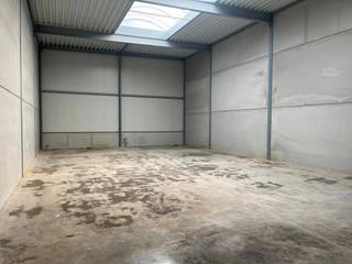 Modern magazijn 200m² te Ranst.<br />3 parkeerplaatsen <br />Volledig instapklaar.