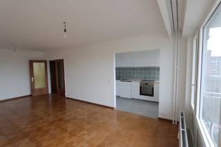 Welkom in je nieuwe appartement. Geniet van de ruimte en het licht. Gewoon instappen en klaar.<br />We vernieuwden het appartement grondig: up-to-date elektriciteit, de meest energiezuinige ramen, een moderne en praktische keuken, een nieuwe laminaatvloer in de ruime slaapkamer, overal fris geschilderd.<br />Je woont geconnecteerd: op de Turnhoutsebaan in Borgerhout, in de nabijheid van tramhaltes, het Centraal Station, de Roma, winkels, café’s en restaurants.<br />Je woont rustig: aan de achterzijde van het gebouw, dat meteen ook de zonnige zuidkant is, met een terras dat aansluit op de zeer ruime woonkamer. Vanuit de woonkamer en het terras krijg je er een rustgevend uitzicht bij.<br />De keuken heeft een nieuwe oven en inductiekookplaat, een afwasmachine, een koelkast en diepvriezer en ruimte voor een wasmachine en microgolfoven. De badkamer heeft nieuwe kasten en een lavabo. De ingemaakte kasten in de hal zorgen voor veel bergruimte.<br />De privatieve kelder en de fietsenstalling maken het comfort compleet.<br />Start nu je nieuwe woonavontuur, comfort verzekerd en een boeiende mix van stadsleven en rust.<br /><br />Woonkamer: 30m²<br />Aansluitende keuken: 9m²<br />Slaapkamer: 17m²<br />Badkamer: 4,5m²<br />Toilet: 1,5m²<br />Hal: 5m²<br />Terras: 4m²<br /><br />Naast de huurprijs is er een deelname in de kosten voor verwarming, onderhoud gemeenschappelijke delen, elektriciteit gemeenschappelijke delen... We vragen een waarborg van 3 maanden huur.<br /><br />