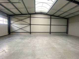 Te Huur : M<span><span>oderne units die variëren in grootte, met afmetingen van 172 m2 en 192 m2.<br />Een van de grootste voordelen van dit project is de strategische ligging. We bevinden ons op slechts 4,1 kilometer van het op- en afrittencomplex van de E17 – Deerlijk en op 4,7 kilometer van het op- en afrittencomplex van Waregem. Dit zorgt ervoor dat onze opslagruimtes gemakkelijk bereikbaar zijn. Deze uitstekende toegankelijkheid biedt een belangrijk voordeel voor onze klanten en maakt onze locatie bijzonder aantrekkelijk.<br /><br /><span>Kenmerken:<br /></span></span></span><br />- Zowel beschikbaar voor ondernemers als particulieren<br />- Mogelijkheid tot plaatsen van een reclametotem met uw bedrijfsnaam<br />- Voorzien van water en elektriciteit (220V + 380V)<br />- Uitstekende bereikbaarheid<br />- Parkeergelegenheid beschikbaar<br /><span>- Betonvloer<br />- Gemeenschappelijke sanitaire voorziening<br />- Zowel verkoop als verhuur</span>