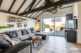 Gelegen in Harendijke, een aangename woonwijk op de grens van Blankenberge en Wenduine, bevindt zich deze woning uit 1975 op een ruim perceel van maar liefst 753 m². Met een bewoonbare oppervlakte van 132 m² biedt deze woning tal van mogelijkheden voor wie op zoek is naar een aangename woonplek aan de kust. De woning wordt verwarmd via een lucht-luchtwarmtepomp en is bovendien uitgerust met zonnepanelen, wat bijdraagt aan een energiezuiniger wooncomfort.<br /><br />Binnenin beschikt de woning over twee slaapkamers en één badkamer. Daarnaast is er een inpandige garage met automatische sectionaalpoort, wat zorgt voor extra comfort en praktische bergruimte. Ook aan parkeergelegenheid is er geen gebrek, dankzij de ruime parkeermogelijkheden op het perceel. De ligging in Harendijke biedt bovendien een vlotte bereikbaarheid van zowel Blankenberge als Wenduine, waardoor winkels, voorzieningen en ontspanningsmogelijkheden aan de kust binnen handbereik liggen.<br /><br />Dankzij het ruime perceel, de praktische indeling en de aanwezigheid van zonnepanelen en een warmtepomp vormt deze woning een interessante opportuniteit voor wie op zoek is naar een vaste woonst, een tweede verblijf of een investering aan de Belgische kust. Een woning met heel wat troeven en mogelijkheden, die zeker een bezoek waard is!<br /><br />