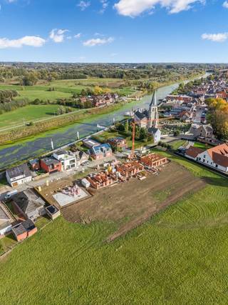 <ul>
<li>Rustige ligging</li>
<li>Ruime percelen</li>
<li>3 slaapkamers en inrichtbare zolderruimte</li>
<li>Energiezuinige woningen (BEN)</li>
</ul>
<br />OMGEVING<br />Dit nieuwbouwproject omvat 8 moderne halfopen woningen, gelegen op een rustige locatie waar groen, bereikbaarheid en wooncomfort harmonieus samenkomen. Dankzij de nabijheid van het Scheldepad geniet u van prachtige wandel- en fietsmogelijkheden in een groene omgeving, terwijl winkels, scholen, openbaar vervoer en belangrijke verbindingswegen vlot bereikbaar blijven.<br /><br />INDELING<br />De woningen beschikken over een bewoonbare oppervlakte van ca. 140 m² tot 160 m² en werden ontworpen met bijzondere aandacht voor licht, ruimte en functionaliteit.<br />Op het gelijkvloers bevindt zich een ruime leefruimte met open keuken, waar grote raampartijen zorgen voor een aangename connectie met de tuin en een maximale lichtinval.<br />De eerste verdieping omvat drie volwaardige slaapkamers, een comfortabele badkamer en een apart toilet.<br /><br />Via de vaste trap bereikt u de zolderverdieping, die tal van mogelijkheden biedt. Deze ruimte kan perfect worden ingericht als extra slaapkamer, hobbykamer, bureau of polyvalente ruimte, volledig afgestemd op uw woonbehoeften.<br /><br />E-peil<br />De woningen worden gerealiseerd volgens de hedendaagse energie- en comfortnormen. Door de toepassing van duurzame bouwmaterialen, hoogwaardige isolatie en energiezuinige technieken geniet u van een aangenaam wooncomfort en een beperkt energieverbruik. Het uiteindelijke E-peil wordt gerealiseerd conform de geldende EPB-regelgeving.<br /><br />Benieuwd om deze woningen verder te ontdekken? Bel ons op 09 394 67 95 of stuur een mailtje naar info@potrell.be voor een afspraak!<br /><br />WONING OP MAAT | JOUW WONING, JOUW STIJL<br />Maak van deze woning jouw droomhuis op maat! Voeg je eigen smaak en persoonlijkheid toe en kies zelf de keuken, vloer en badkamer van jouw instapklare woning. Een eigen stek op maat van jouw wensen en stijl. Jij kiest, Potrell voert uit. Zo makkelijk is het!<br /><br />Prijzen zijn exclusief kosten.