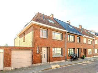 Deze verzorgde woning is gelegen in Burcht en beschikt over vier volwaardige slaapkamers. Doorheen de jaren werd de woning grondig geoptimaliseerd...