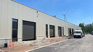 <strong>Duurzame KMO-unit</strong> van 205 m², <strong>samenvoegbaar tot een totale oppervlakte van 2.460 m²</strong>, te koop.<br /><br />De site is strategisch gelegen vlak bij het Albertkanaal, een cruciale logistieke as voor transport en economische activiteit in Limburg. Bovendien geniet het bedrijvenpark van een uitstekende bereikbaarheid dankzij de nabijheid van de E313 en E314, met snelle verbindingen richting Brussel, Antwerpen, Nederland en Duitsland.<br /><br />De KMO-Unitsworden casco opgeleverd en zijn voorzien van <strong>een sectionale poort </strong>(4,2m H x 4m B),<strong> een vrije hoogte van 6m</strong>, geïsoleerd dak, sandwichpalen, lichtstraat met rookluik en<strong> betonvloer met een maximum draagvermogen van 1.000 kg/m².</strong><br />De buitengevels bestaan uit een geïsoleerde prefabplint in grijsglad gewapend beton. De plinten hebben een sandwichstructuur.<br /><br />De loodsen zijn geschikt voor zowel opslag, kantoren, showroom, als productie en bieden een ideale omgeving om te ondernemen.<br /><br />Contacteer<strong> PANORAMA B2B </strong>voor bijkomende inlichtingen, plannen of een vrijblijvend plaatsbezoek <strong>011.220.500.</strong>