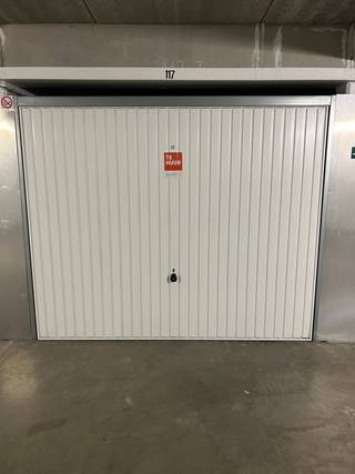 Garage nr 117 te huur op niveau -2 van residentie Infinity II in Mariakerke (Oostende).<br /><br />De garage heeft een <strong>diepte van 5,62 m</strong> en een <strong>breedte van 2,76 m</strong>, beschikt over een <strong>gepolierde vloer</strong> en is ideaal voor het veilig stallen van een wagen, motor of fietsen.<br /><br />Dankzij de ruime afmetingen is ze ook uitstekend geschikt als <strong>extra bergruimte</strong>.<br /><br />Onmiddellijk beschikbaar