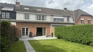 Comfortabele en karaktervolle 4-slaapkamerwoning met GARAGE en zuidgerichte TUIN, op een uitstekende ligging in een doodlopende straat in...
