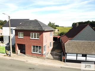 Deze woning is rustig gelegen te Metsteren in een zijstraat van de verbindingsweg Sint-Truiden richting Nieuwerkerken en Herk-de-Stad op een perceel van 12a80ca dat volledig is afgesloten.<br /><br />Via de inkomhal komen we aan de rechterzijde van de woning in de ruime woonkamer waar de grote ramen voor een mooie natuurlijke lichtinval zorgen. De zitplaats leidt ons verder naar de keuken. Aansluitend vinden we hier een kleine berging en de veranda. Het toilet is bereikbaar via de carport.<br /><br />Op de verdieping bereiken we vanuit de nachthal de 2 ruime en 1 kleinere slaapkamer. Hier bevindt zich eveneens de badkamer met ligbad, lavabo en een toilet.<br />De zolder is bereikbaar via het luik in de nachthal.<br /><br />De garage en carport achter de woning bieden voldoende parkeermogelijkheid. Verder vinden we achter de woning nog enkele stalletjes, waarvan er één voorzien is van een bakoven.<br />Het eerste stuk van de tuin is momenteel ingericht als gazon, het achterliggende stuk als weide, met hierin ook een schuilhok voor kleinere dieren.<br /><br /><em><span>*De vermelde oppervlaktes zijn indicatief en op basis van het EPC certificaat. JM Vastgoed kan niet verantwoordelijk gesteld worden voor de juistheid van de verstrekte gegevens.</span></em>