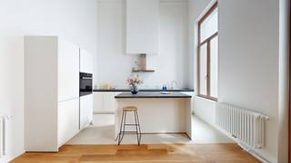 <p>In het iconische gebouw ‘RR33’, gelegen op de Koningstraat ter hoogte van het Warandepark, op de 2e verdieping aan de achterzijde, stellen wij u deze prachtige lichtrijke duplex appartement van meer dan 140m2 voor. Het pand biedt u: een inkomhal, een ruime leefruimte met op maat gemaakte open keuken, een bureau met aparte ingang, een nachthal, een afzonderlijk toilet, een waskamer, twee slaapkamers (14 – 12m2) met elk een en-suite badkamer, een bureau in mezzanine (plafondhoogte 2,5m) en een ondergronds een privatieve kelder. Volledig nieuw en eerste bewoning. Dubbel glas. Elektriciteit conform. Beschikbaar bij akte. Op een excellente locatie nabij het openbaar vervoer, eveneens vlot bereikbaar met de auto en nabij winkels. Zal u bekoren door zijn lichtinval, rustige ligging langs de achterzijde en lichtinval. Zeker een bezoek waard!</p>