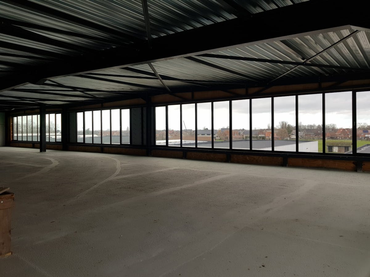 Casco kantoor (450 m²) te Zwevezele, afwerking op maat bespreekbaar! - foto 1
