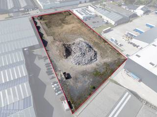 Strategisch gelegen <strong>industriegrond van 11.235 m²</strong> te koop op <strong>bedrijvenpark Kortrijk-Noord</strong> – Build-to-suit mogelijk.<br /><br />Investeer in een toplocatie voor uw onderneming. Op het bedrijvenpark Kortrijk-Noord bieden wij een strategisch gelegen industriegrond van 11.235 m² aan, met de unieke mogelijkheid om <strong>een bedrijfsgebouw volledig op maat</strong> te realiseren volgens het <strong>build-to-suit-principe.</strong><br /><br />U bepaalt onder meer de vrije hoogte, het aantal sectionale poorten, laadkades, lichtstraten en andere technische voorzieningen. Dankzij de flexibele indeling kan het gebouw perfect worden ingericht als <strong>combinatie van kantoor, showroom, opslag en productie</strong>.<br /><br />De site geniet van een <strong>uitstekende bereikbaarheid</strong>. De nabijgelegen R8 (ring rond Kortrijk) zorgt voor een vlotte aansluiting op de E403 (Brugge – Kortrijk – Doornik) en de E17 (Antwerpen – Gent – Kortrijk – Rijsel). Deze strategische ligging garandeert een optimale bereikbaarheid vanuit zowel Vlaanderen als Noord-Frankrijk.<br /><br />Dit pand wordt aangeboden met een <strong>startprijs</strong> <strong>van € 2.750.000</strong>. Dit bedrag geldt als richtprijs om biedingen te ontvangen en vormt geen bindende verkoopprijs. Alle biedingen vanaf € 2.750.000 worden aan de verkopers voorgelegd. De verkopers behouden zich uitdrukkelijk het recht voor om een bod al dan niet te aanvaarden.<br /><br />Contacteer <strong>PANORAMA B2B</strong> voor bijkomende (technische) inlichtingen, plannen of een vrijblijvend plaatsbezoek via <strong>056 222 256</strong>.
