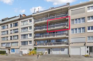 Dit mooi appartement op de derde verdieping heeft 2 terrassen ( voor en achterkant van het appartement) telkens met een grootte van 8m².De living is...