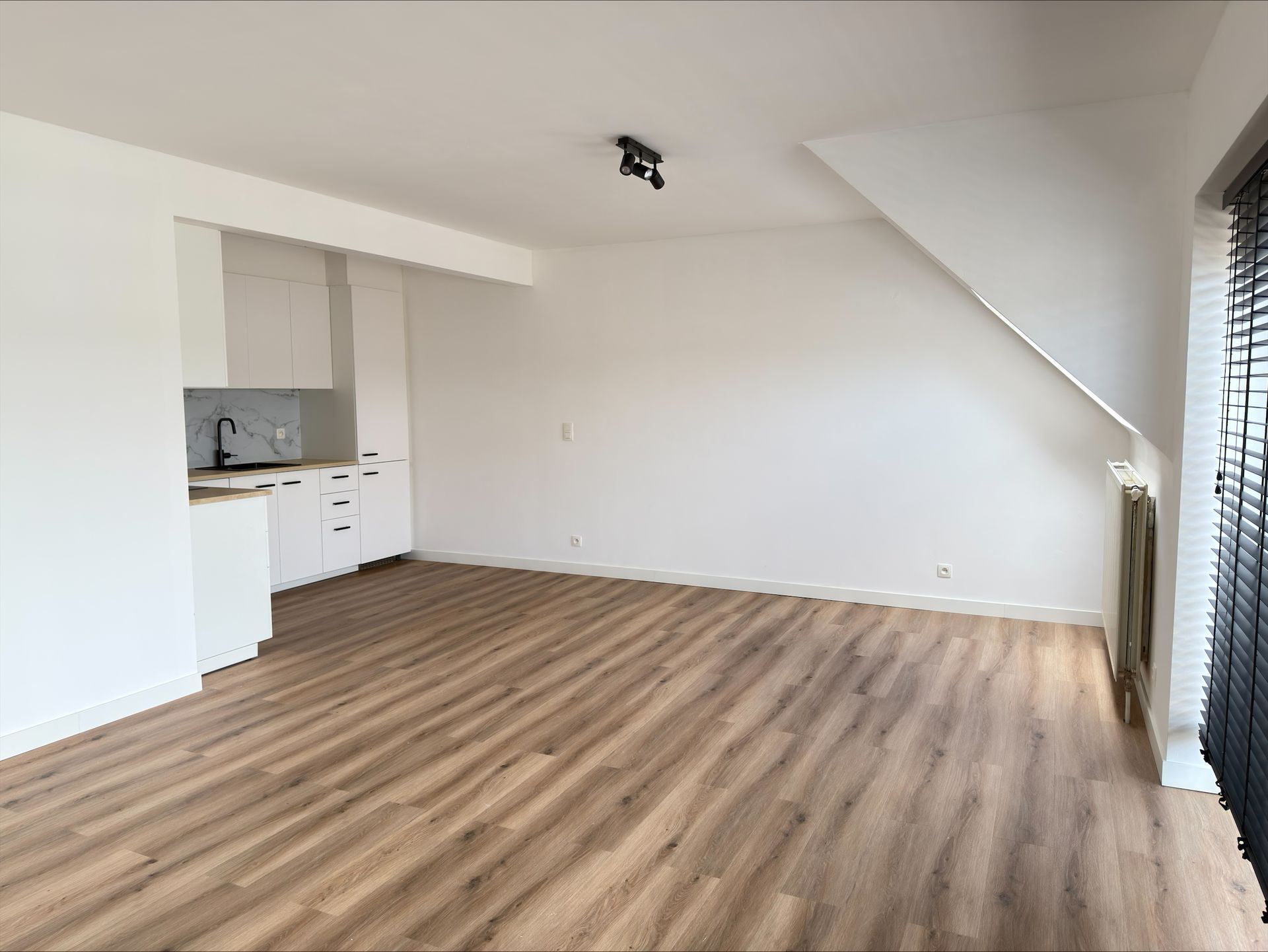 Ruim appartement met 2 slaapkamers en garage - foto 4